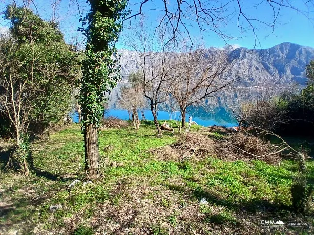 Zum Verkauf: Baugrundstück in erster Meereslinie in Stoliv, Kotor – 2.200 m²